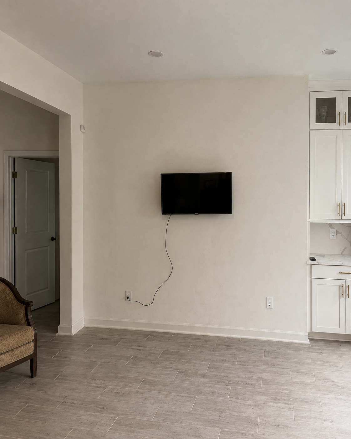 Before view of the Apopka eat-in kitchen showing the plain warm off-white wall before the decorative accent wall update.